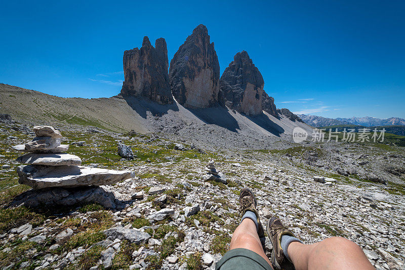 女人休息的特写，而徒步旅行周围的Tre Cime di Lavaredo在白云石，欧洲阿尔卑斯山，意大利